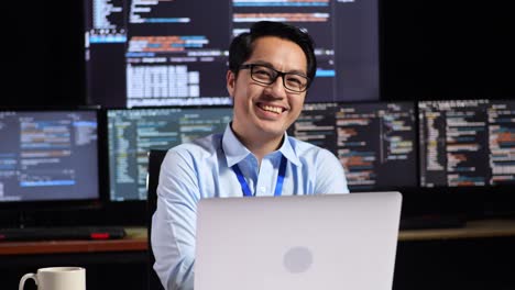 programador sonriendo en el trabajo