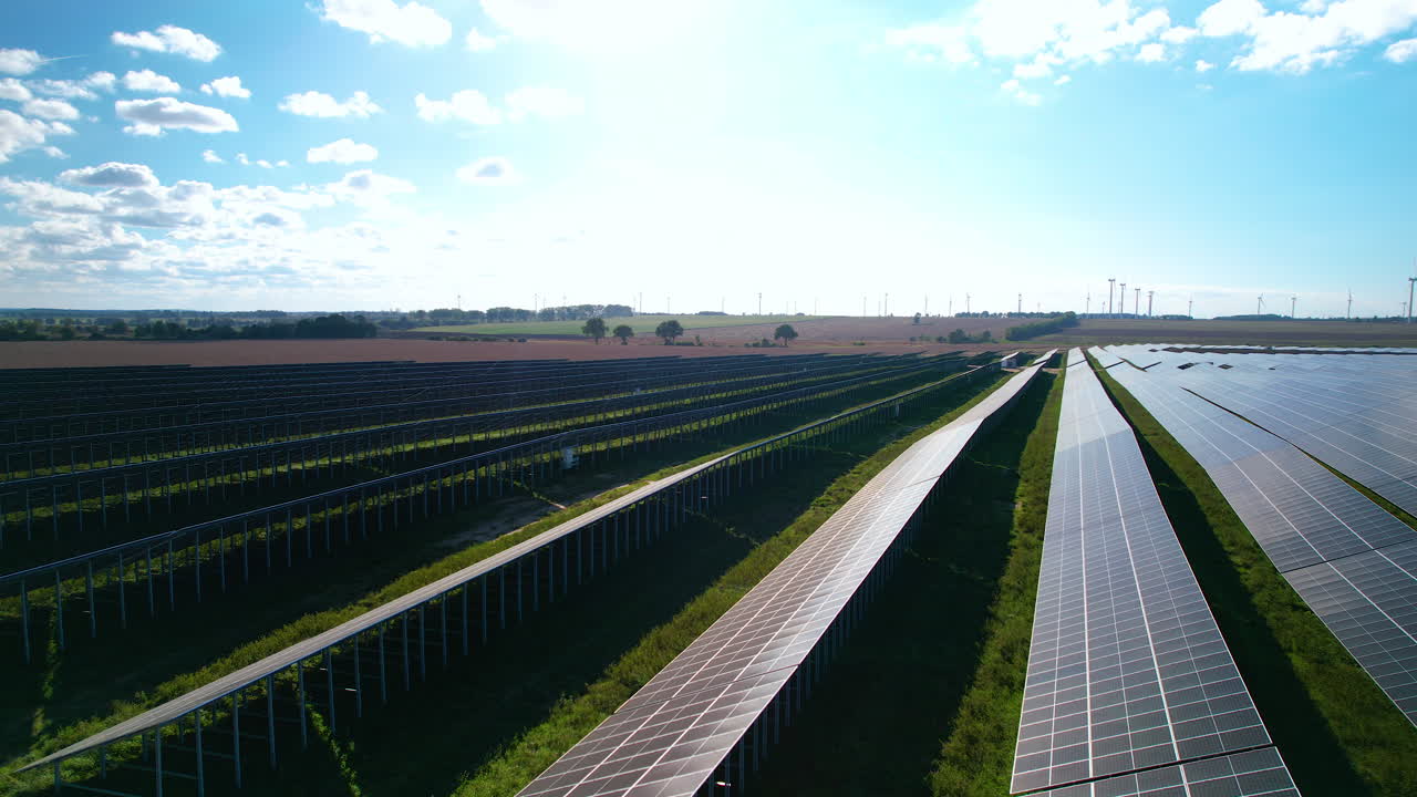 воздух назад над огромным солнечным панелем поле зеленое