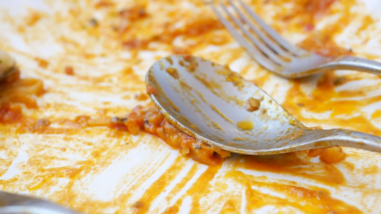 테이블에 먹은 후 빈 접시 ,