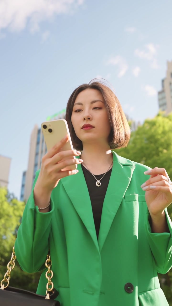 Giovane donna che usa lo smartphone in un ambiente urbano
