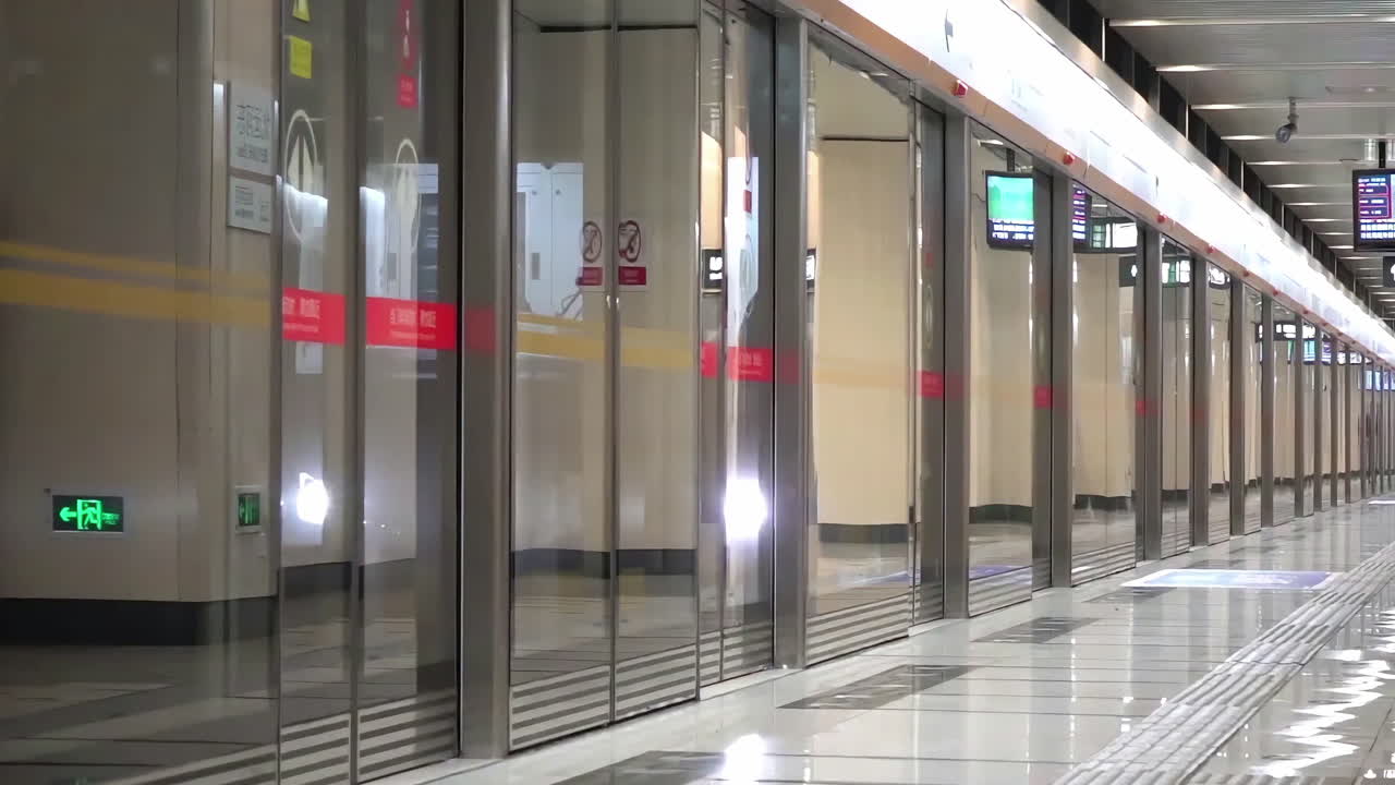 mta 지하철 열차가 들어오고 나와 역을 떠나는 트랙 플랫폼