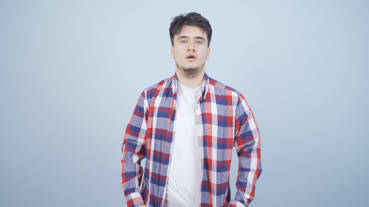 높은 공기 온도가 그 사람을 질식시키고 있습니다.