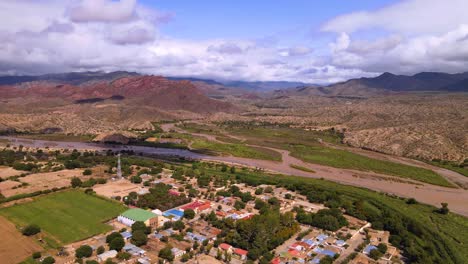 Disparo-De-Un-Dron-Sobrevolando-La-Ciudad-De-Molinos-En-Salta,-Argentina,-Hacia-Las-Montañas