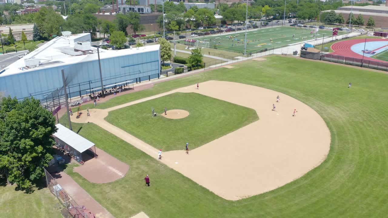 Ripresa cinematografica con drone di una partita di baseball in estate