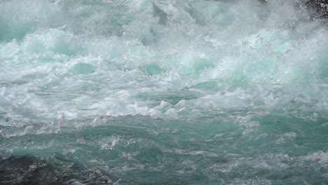 agua de río de montaña con un primer plano en cámara lenta