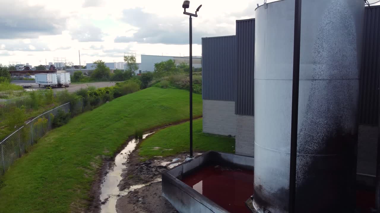 vista aérea dinámica del complejo industrial dañado por el incendio