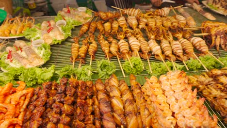 Thailand-Street-Food-Frittierte-Spieße-Bangkok