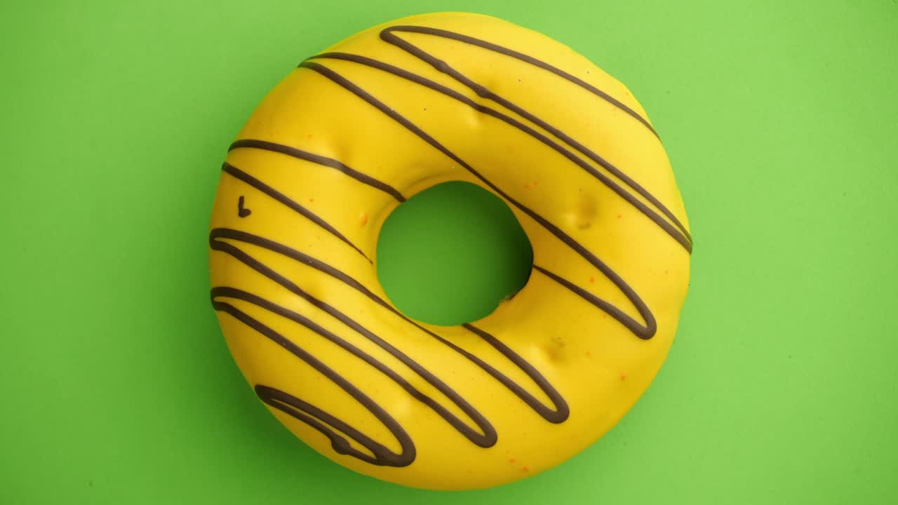 el donut glazado de primer plano.