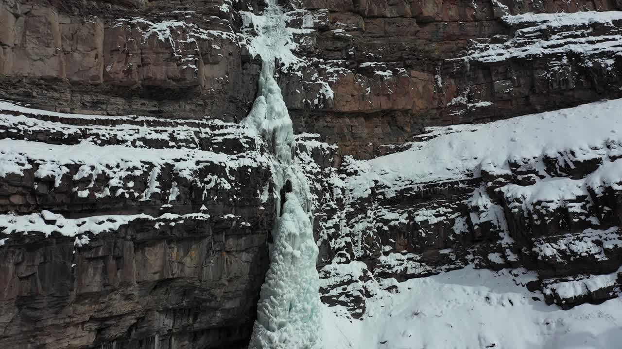 vista aérea de drones de cascada congelada y acantilado, paisaje americano de invierno frío cerca de ouray, colorado