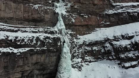 Vista-Aérea-De-Drones-De-Cascada-Congelada-Y-Acantilado,-Paisaje-Americano-De-Invierno-Frío-Cerca-De-Ouray,-Colorado