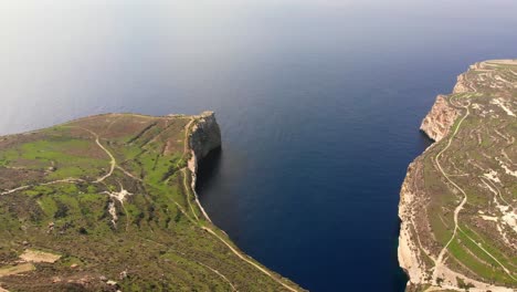 Magnífico-Video-Aéreo-De-Drones-Del-Campo-Maltés,-área-De-Dingli,-Bahía-De-Ras-Id-dawwara-A-Vista-De-Pájaro