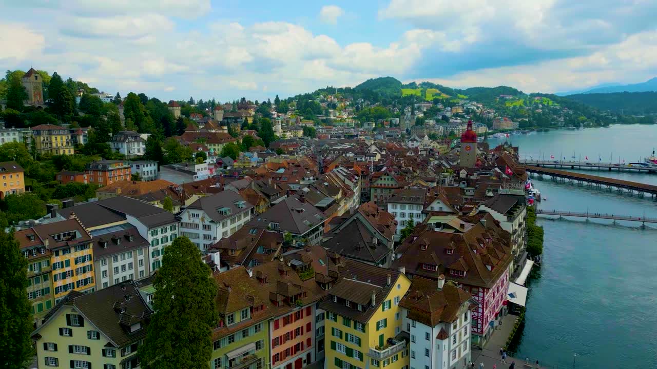 video de drones de 4k de la pared musegg a lo largo de las orillas del río reuss en lucerna, suiza