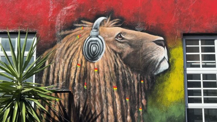 Un murale di un leone Rasta su un muro nelle strade di Kenilworth a Città del Capo.