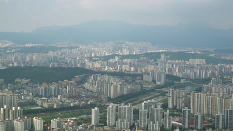 una vista de seúl, corea del sur desde la montaña acha con neblina causada por la fuerte contaminación del aire por monóxido de carbono