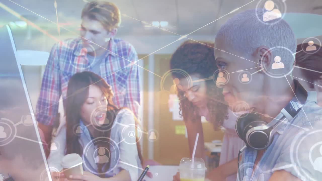 사무실에서 행복한 다양한 동료들을 위한 연결 네트워크의 활성화