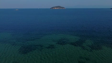 Establecimiento-Aéreo-De-Una-Pequeña-Isla-Griega-En-La-Costa-Del-Mar-Egeo