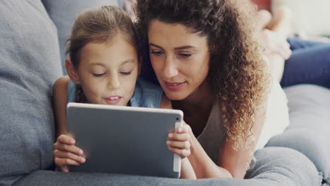 Sharing-time-online-with-her-daughter