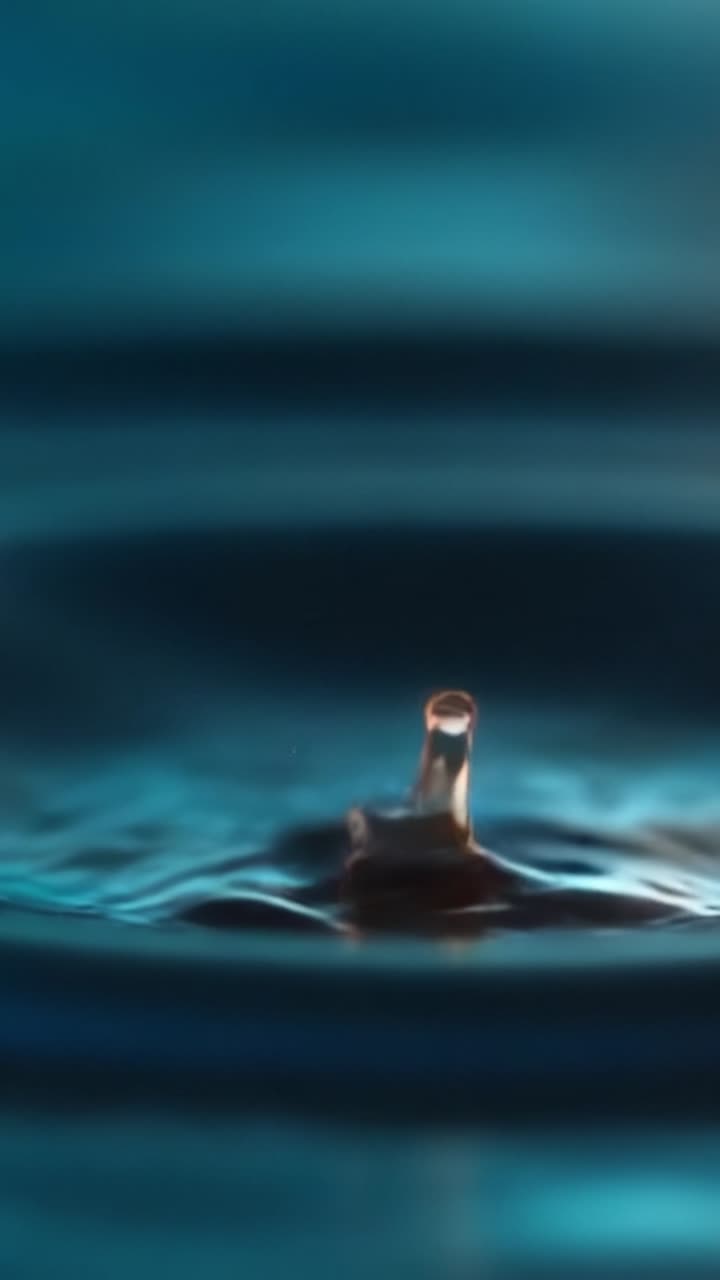 La bellezza dell'acqua: Momenti affascinanti di schizzi e increspature catturati in primi piani mozzafiato che mostrano l'eleganza e il movimento fluido della natura