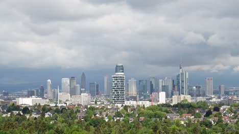 Zeitraffer-Von-Schnellen,-Großen-Wolken-über-Dem-Stadtbild-Von-Frankfurt-Am-Main,-Deutschland