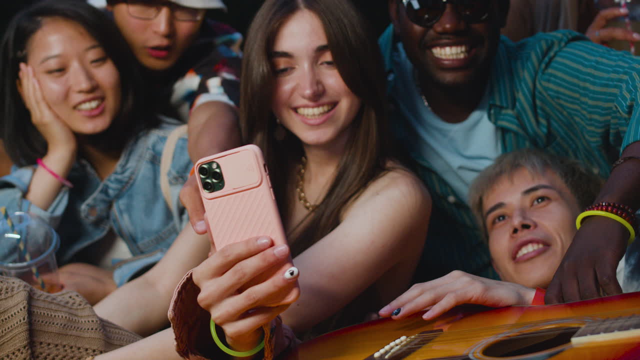 Amigos pasando el rato en el parque.