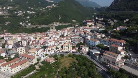 una vista de minori y maiori, dos pequeñas ciudades en la costa de amalfi en italia
