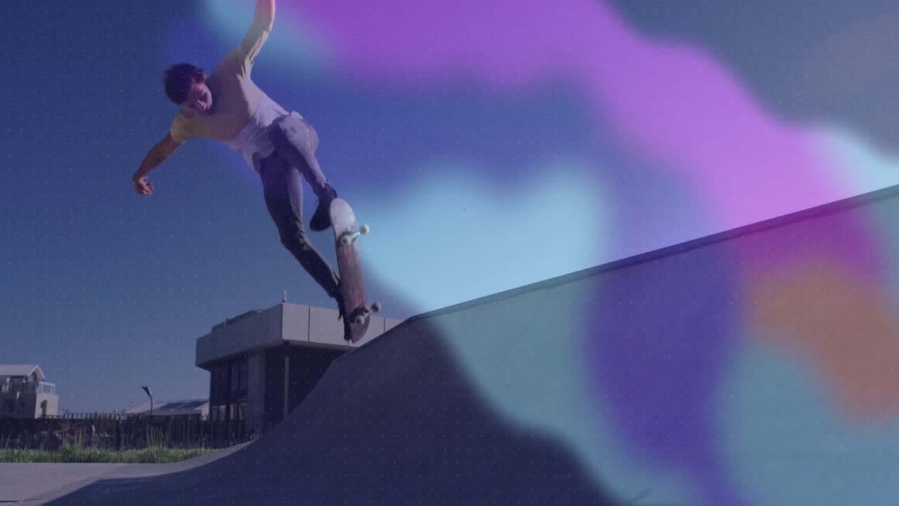 해변에서 손을 들고 있는 아프리카계 미국인 여성 위의 별들의 애니메이션