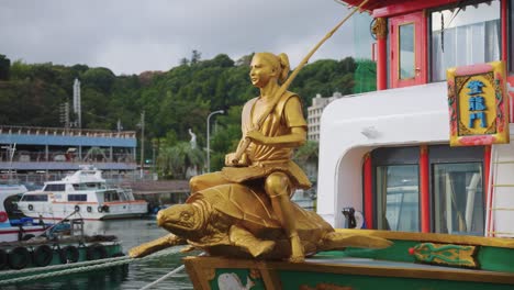 Yakatabune-Kreuzfahrtschiff-Im-Urashima-Taro-Stil-In-Der-Bucht-Von-Toba