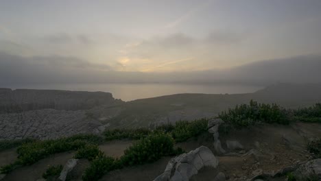 Nubes-De-Niebla-Sobre-Un-Acantilado-Cubierto-De-Hierba