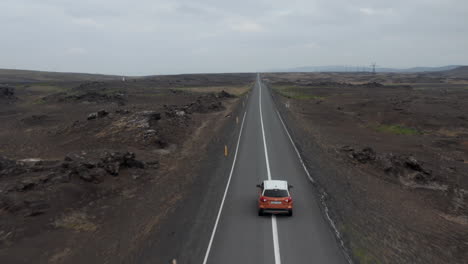 Drohnenansicht-4x4-fahrzeug,-Das-Autobahn-In-Abgelegener-Steinwüste-In-Isländischer-Landschaft-Fährt.-Luftbild-Isländische-Landschaft-Von-Erstaunlicher-Landschaft-Mit-Fahrzeug,-Das-Autobahn-Fährt.-Versicherungskonzept