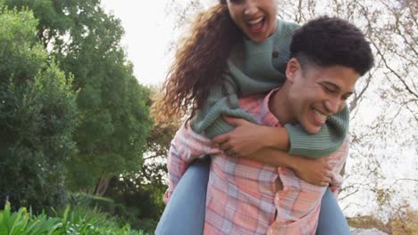 video de una feliz pareja biracial pasando tiempo en el jardín