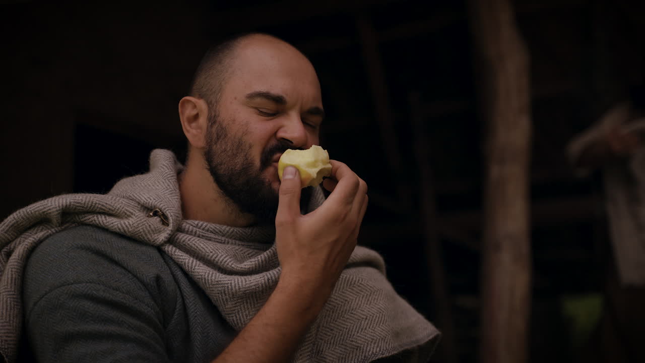 hombre comiendo una manzana