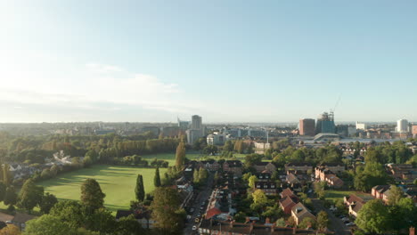 Aufsteigende-Luftaufnahme-Der-Skyline-Von-Reading-In-Großbritannien