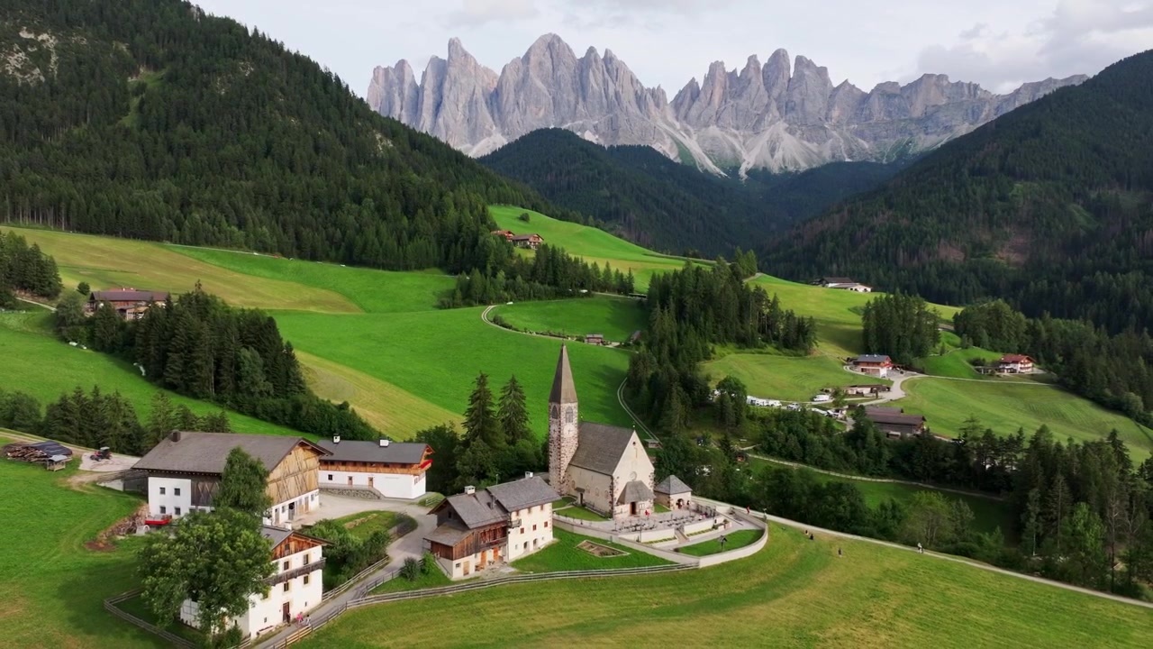 Drone flyver væk fra Chiesa di Santa Maddalena i Dolomitterne, Italien.