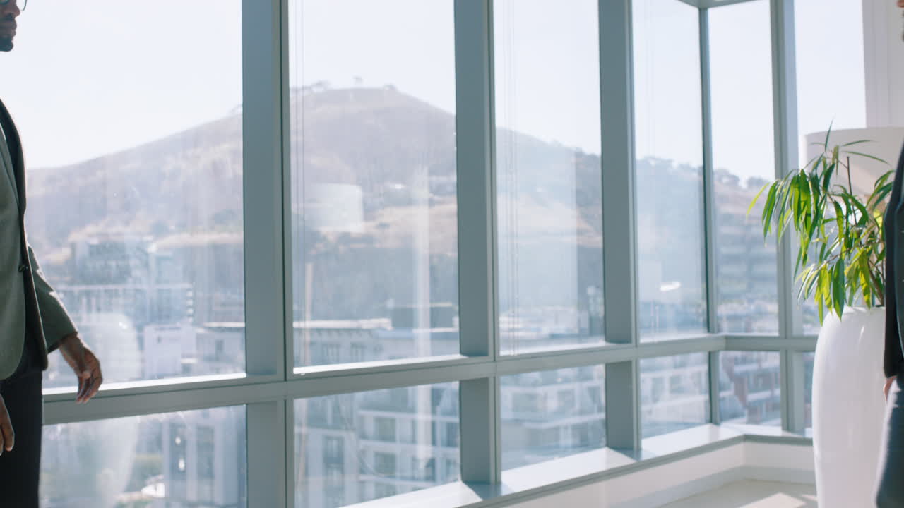 gente de negocios apretón de manos en la sala de juntas acuerdo de asociación corporativa bienvenida oportunidad para la cooperación en la oficina 4k