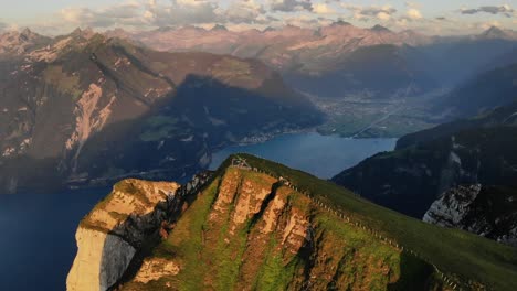 Sobrevuelo-Aéreo-Hacia-La-Cumbre-De-Niederbauen-Chulm-Con-Vistas-A-Los-Fiordos-De-Uri-Y-El-Lago-Lucerna-En-Una-Tarde-De-Verano-En-Los-Alpes-Suizos