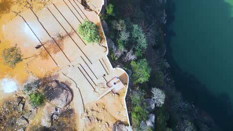 las cascadas rajdari y devdari se encuentran en el santuario de vida silvestre chandraprabha
