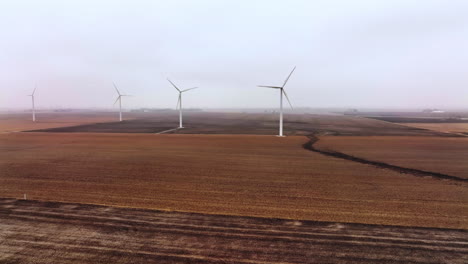 Drohnenaufnahme-Einer-Windkraftanlage,-Die-Saubere-Energie-In-Nebliger-Ländlicher-Umgebung-Erzeugt