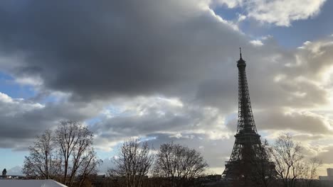la torre eiffel en parís bajo un cielo nublado