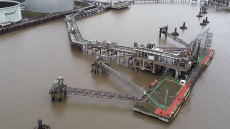 Drohnenblick-Tranmere-Oil-Terminal-Birkenhead-Petrochemischer-Küstenhafen-Distribution-Birdseye-Orbit-Versandponton