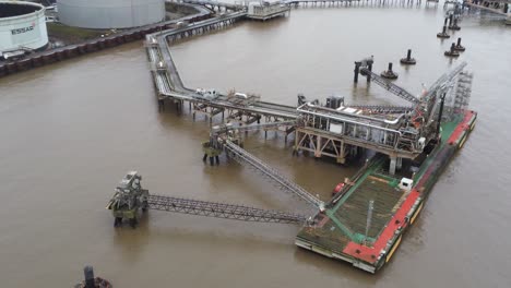 drone view tranmere oil terminal birkenhead costero petroquímico puerto distribución birdseye orbit envío pontón