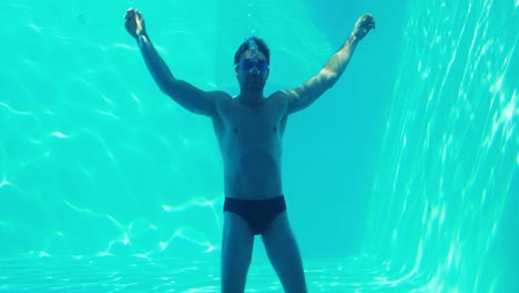 hombre guapo bajo el agua.