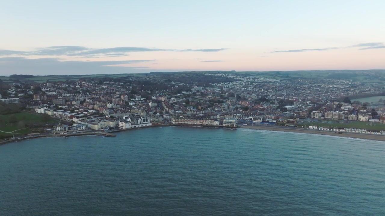 Alba a Swanage, Regno Unito: ripresa panoramica dall'alto che inquadra la città