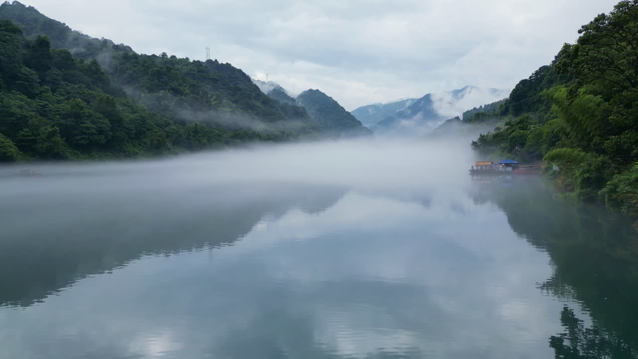 un drone de la mañana temprano disparado en una palanca baja a lo largo del hermoso río rodeado de majestuosas montañas