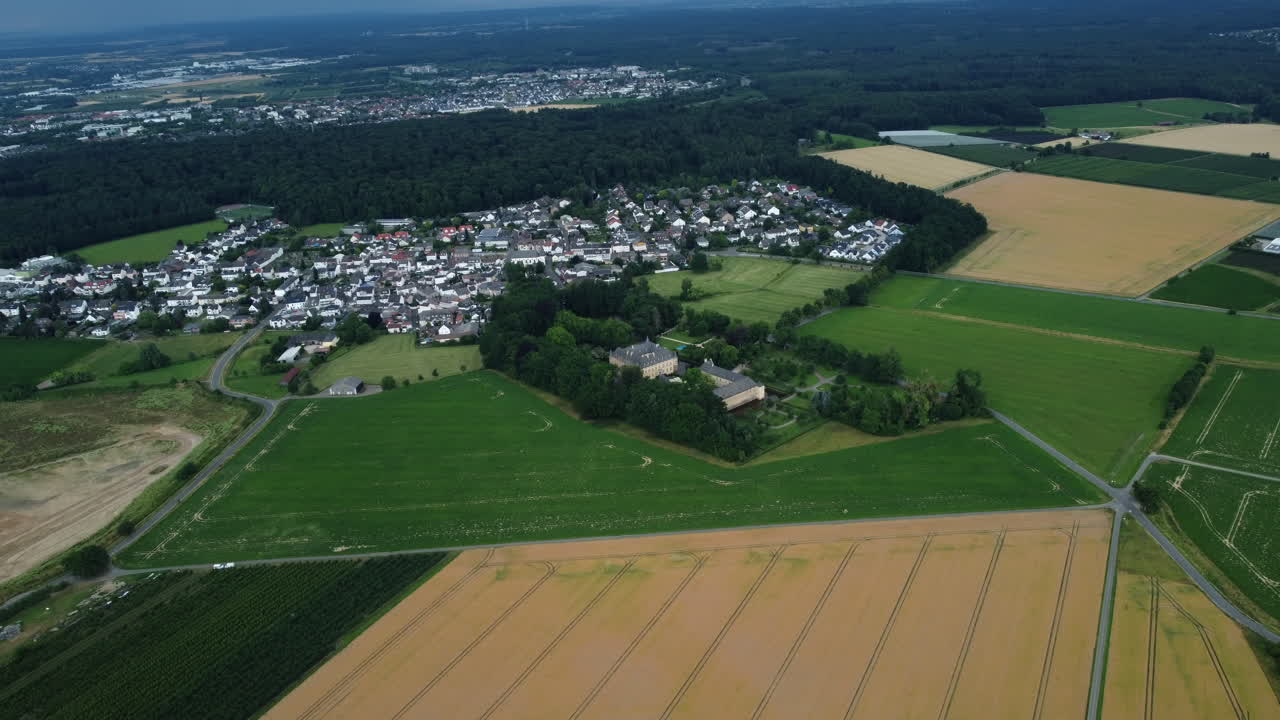 유럽 마을 과 농경지 의 공중 사진