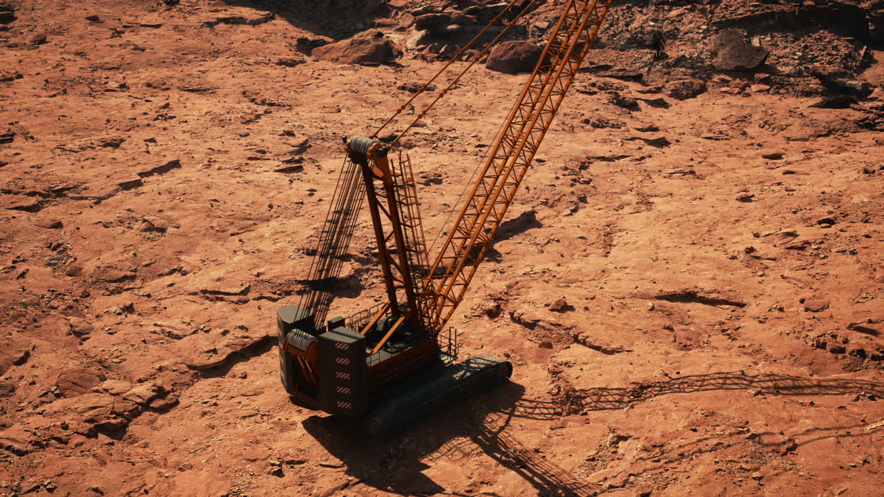 gran grúa naranja en una cantera del desierto