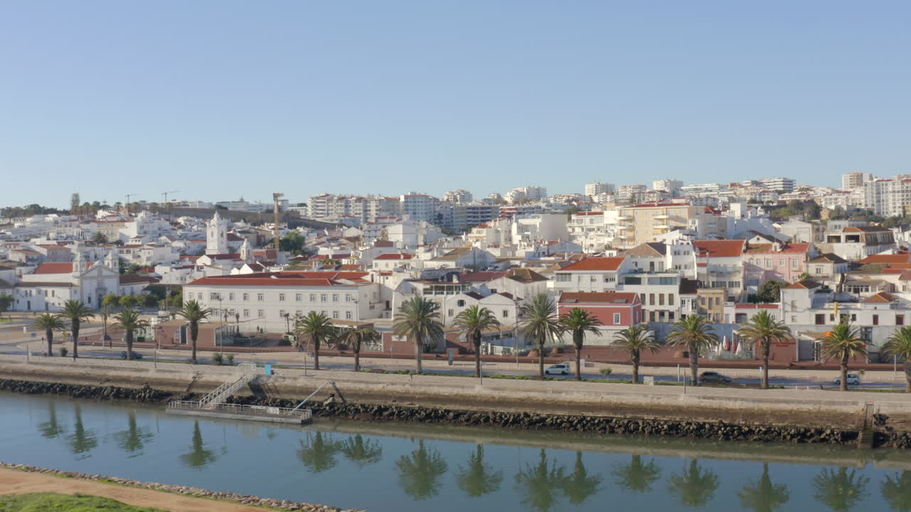 Paesaggio urbano aereo di Lagos, Portogallo – vista sul fiume e sulle palme, video 4K