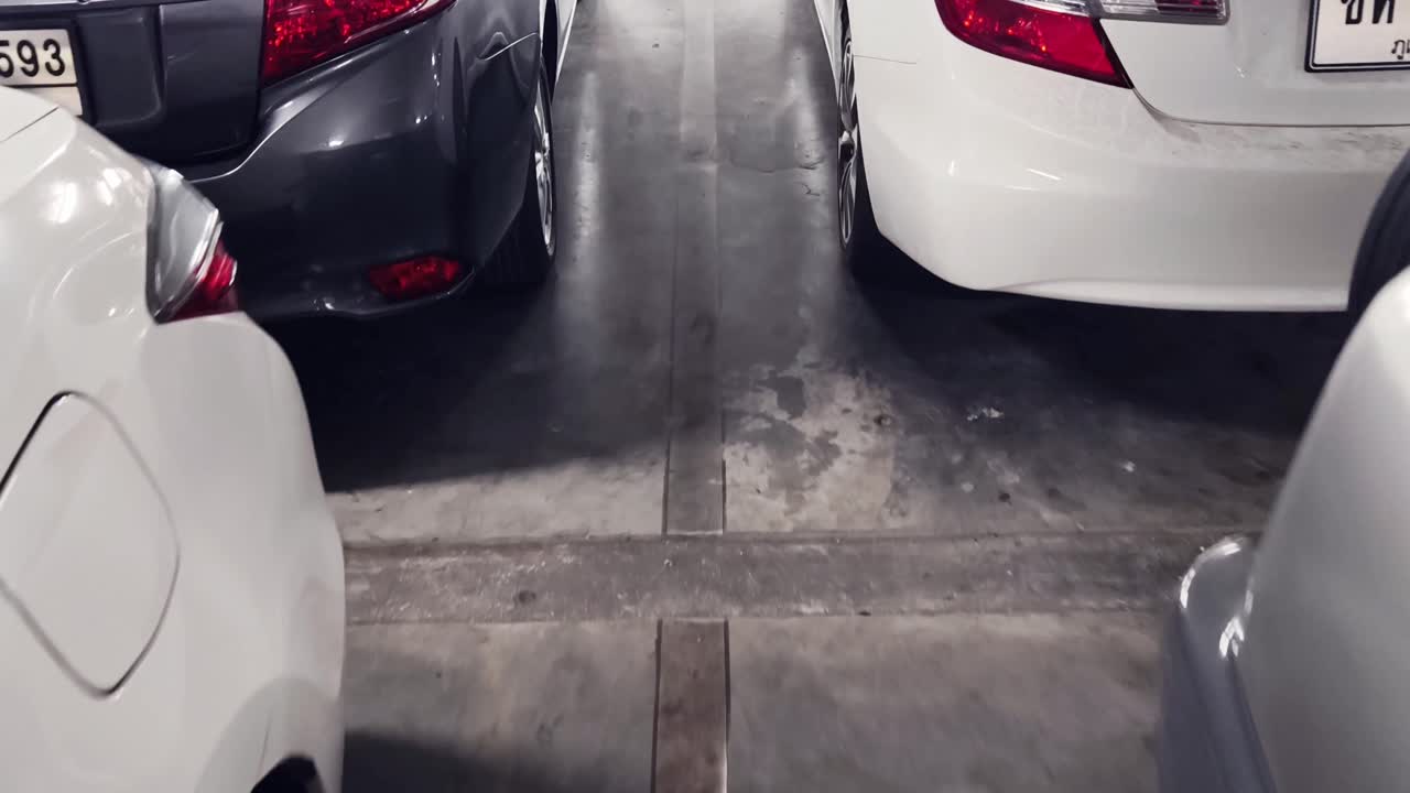 차고 에 주차 된 자동차