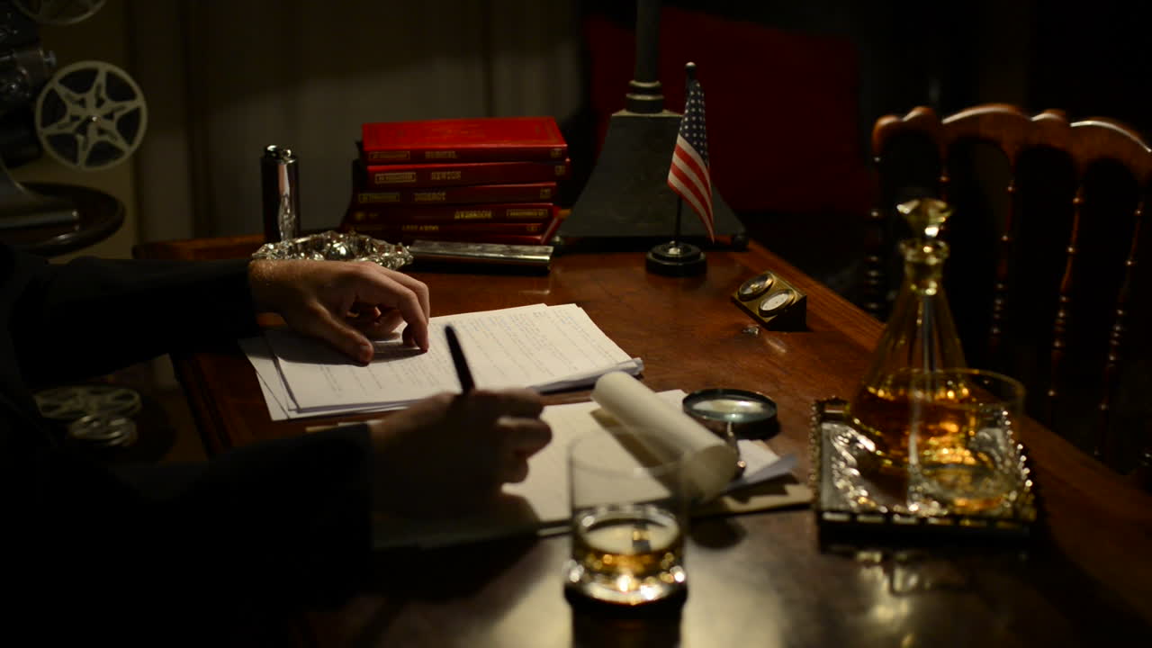 멋진 모호한 책상 작업에 미국 사업가