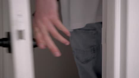 abriendo una puerta y caminando a través