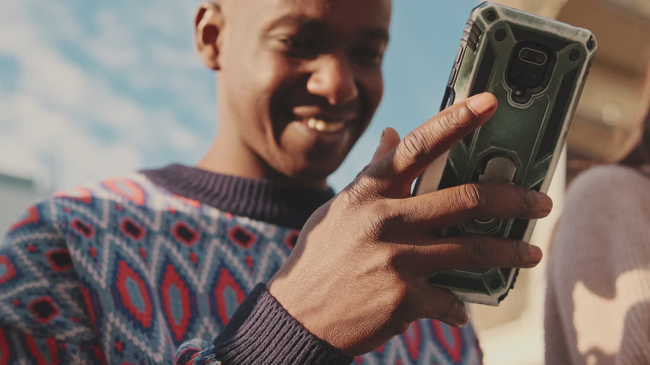 hombre usando teléfono inteligente al aire libre
